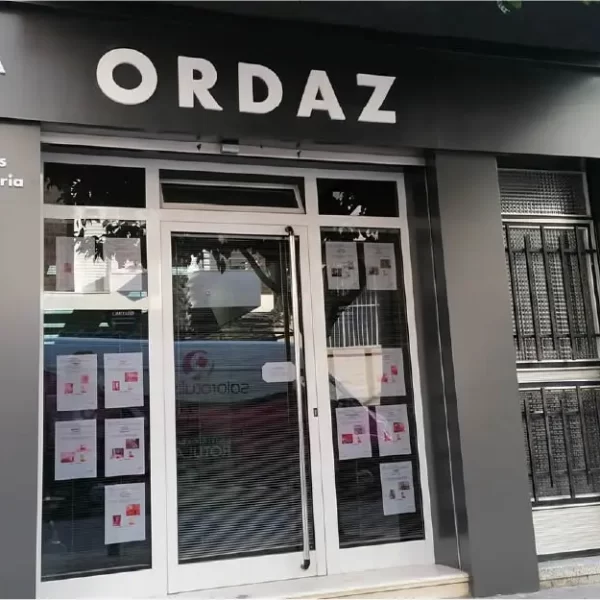 RS Fachada moderna diseñada para Seguros Inmobiliaria Ordaz