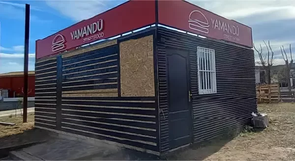 RS diseño en color rojo para la fachada de Yamandú con estilo único