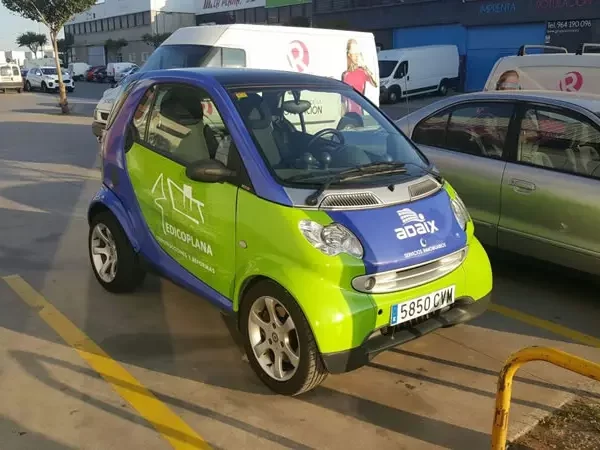 Diseño y rotulación personalizada en Sagunto rotulación de vehículo Adaix color azul y verde